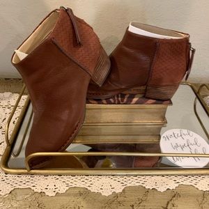 CLARKS SPICED RUBY TAN COMBO LEATHER BOOTIE